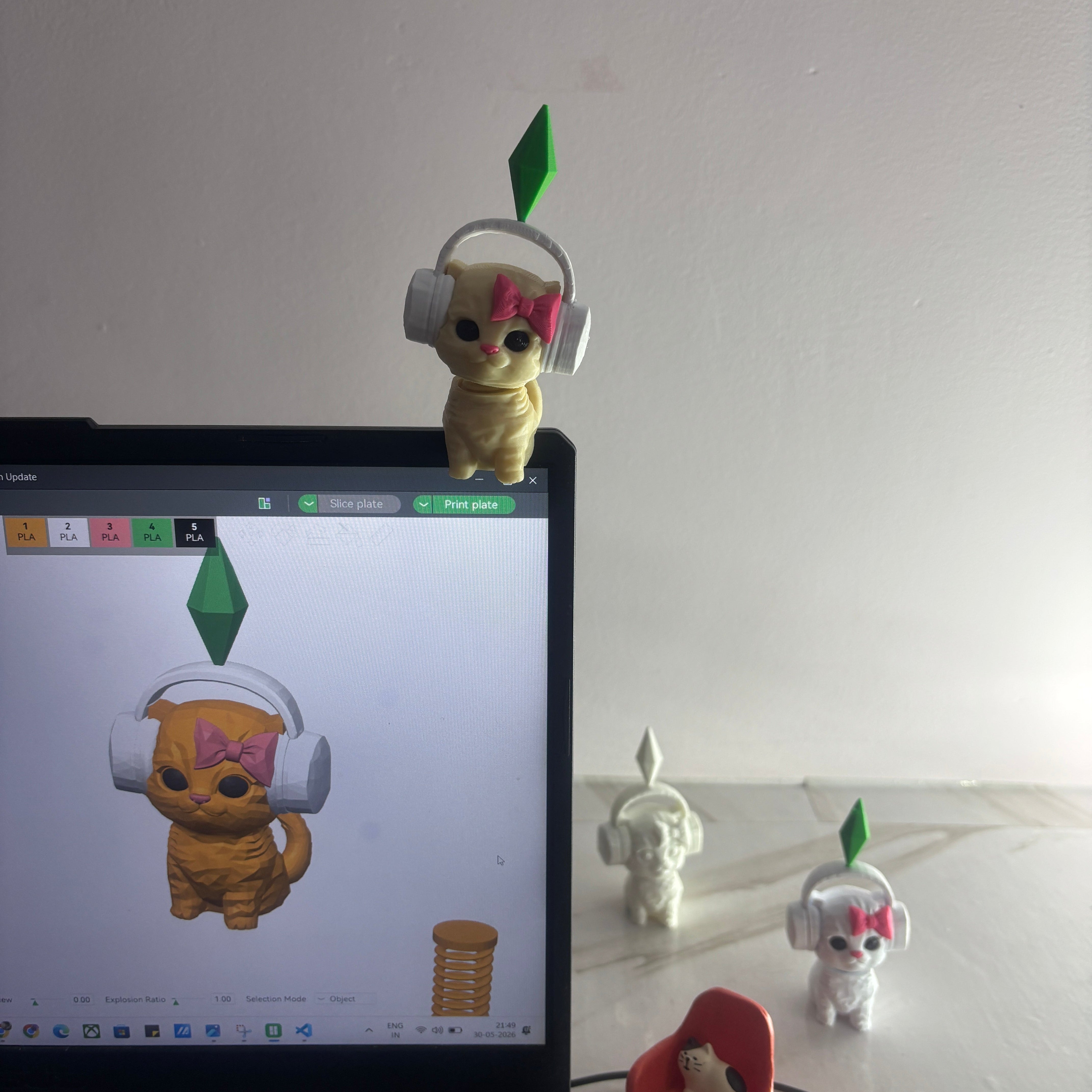 Sims Cat 3D Model Laptop/Monitor Buddy – Qubix 3D